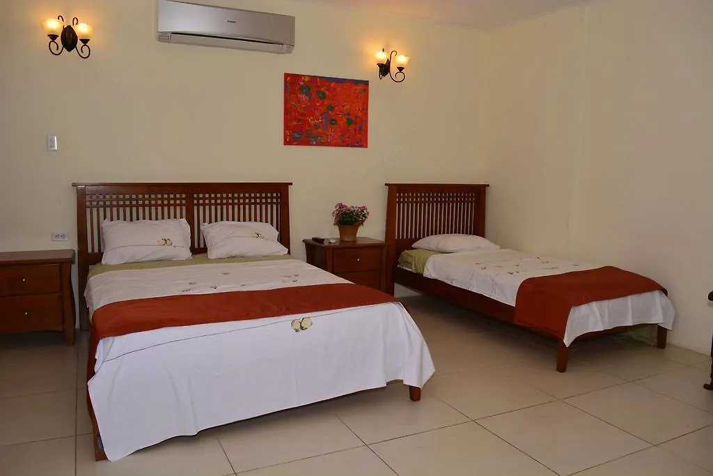 Bed and Breakfast Hidden Eden Aruba à Oranjestad Couette-café